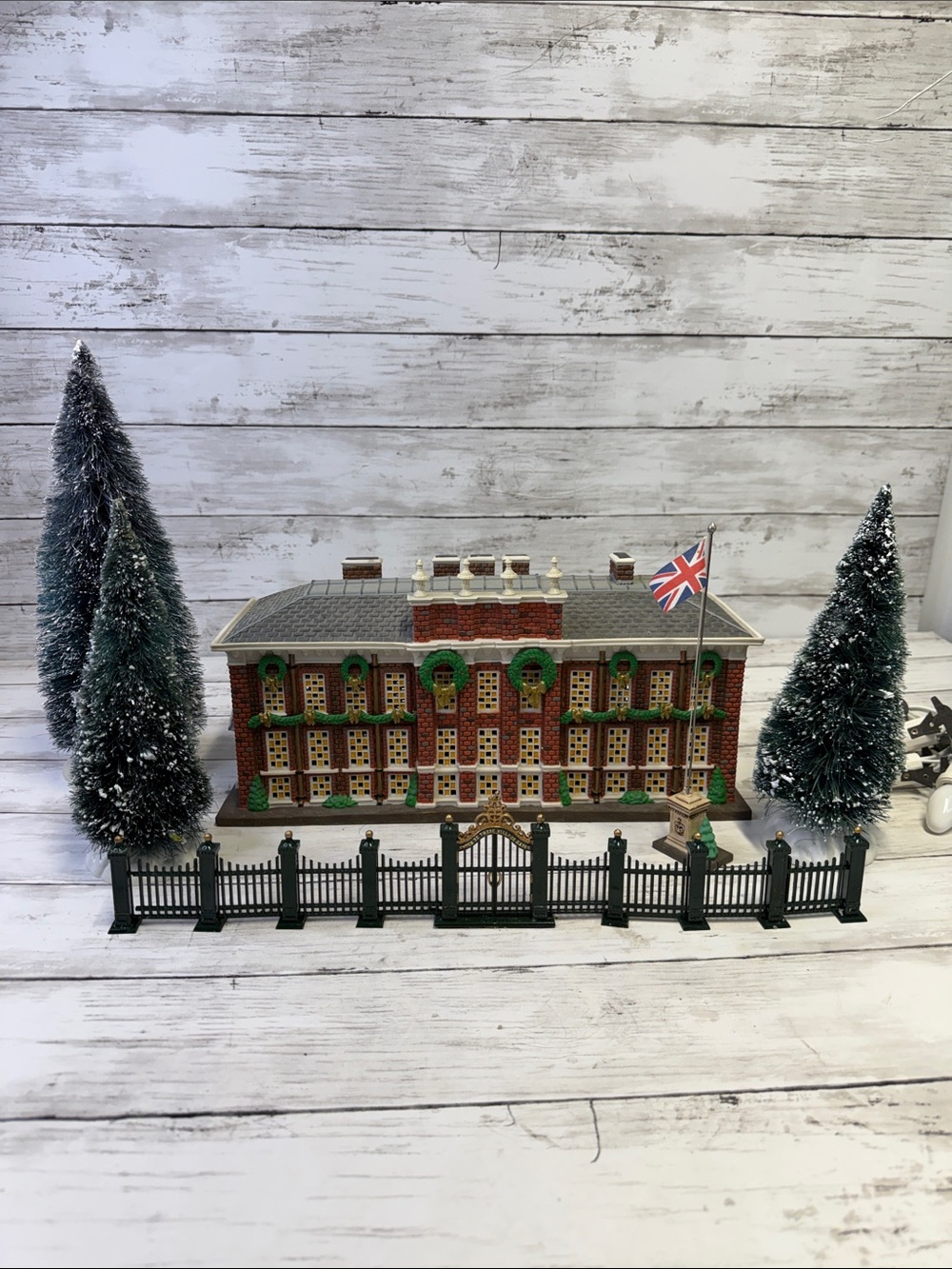 Dept 56 Kennsington Palace Christmas Village Read Description